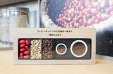 左からコーヒーチェリー、生豆、焙煎した豆、挽いたコーヒー粉