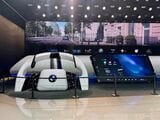 BMWブースにしつられられた巨大な「パノラミックiDrive」のディスプレイ（筆者撮影）