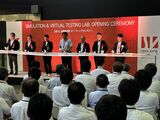 S&VL技術研究所の開所式典の様子。中央が同社の村松社長。その左が山本知事で右（反対側）が清水市長（筆者撮影）