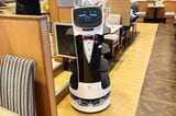 配膳ロボット、ちょっと時間があるとすぐに寝る。そんなところまでちゃんと猫！（筆者撮影）