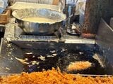 キッチンを覗き込むと揚げ場が。ジュージューという音と香りに食欲が刺激される 