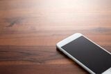 机に置かれたスマホ