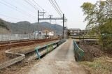 敷地から駅が見えるほど。駅近ではあるのだが……（写真：筆者撮影）