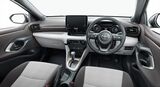 フィットに比べ立体的でトヨタらしいデザインを持つヤリスのインテリア（写真：トヨタ自動車）