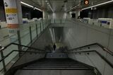 地下1階から地下2階への階段（記者撮影）