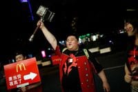 年末商戦控え米団体が危険玩具リストを発表 ｢ウォークラフト｣の武器も