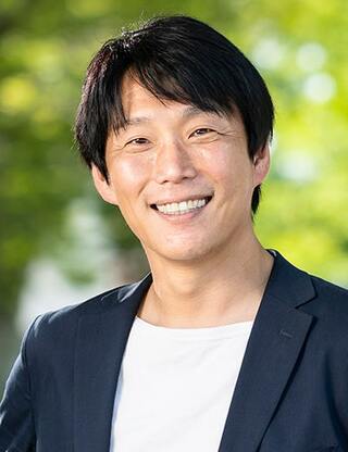 中山芳一（なかやま・よしかず）岡山大学教育推進機構准教授岡山県岡山市生まれ。岡山大学教育学部卒業後、9年にわたり学童保育指導員として経験を積み、研究の道へ。専門は教育方法学。2010年から岡山大学全学キャリア教育や正課外教育の主担当教員を務め、2017年より現職。著書に『学力テストで測れない非認知能力が子どもを伸ばす』『家庭、学校、職場で生かせる！自分と相手の非認知能力を伸ばすコツ』（ともに東京書籍）、『教師のための「非認知能力」の育て方』（明治図書）などがある（写真：本人提供）