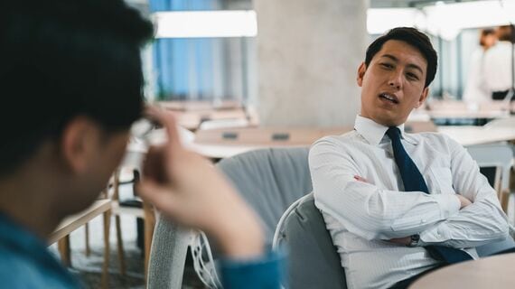 部下を高圧的に叱責する上司