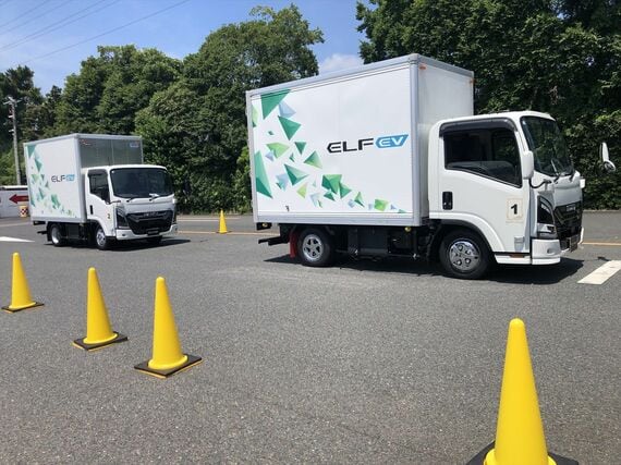 いすゞ初の量産BEVトラックである「エルフEV」（筆者撮影）