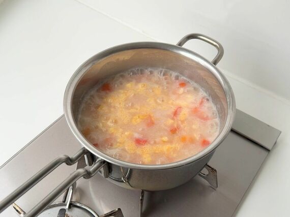 卵をぐるっと回し入れて10秒待つ