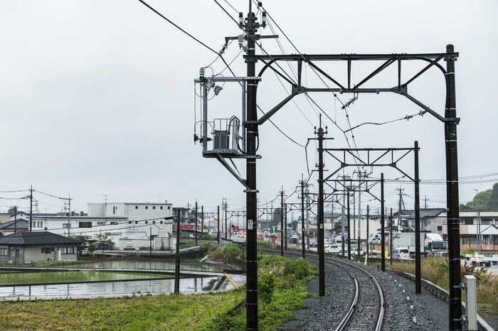 現在の阿左美駅ホームから旧阿左美駅方面を見る。
