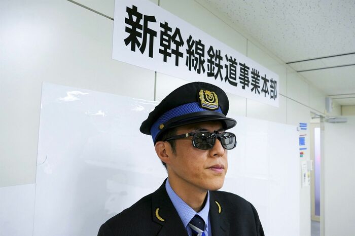 普段のメガネがサングラスに変身する