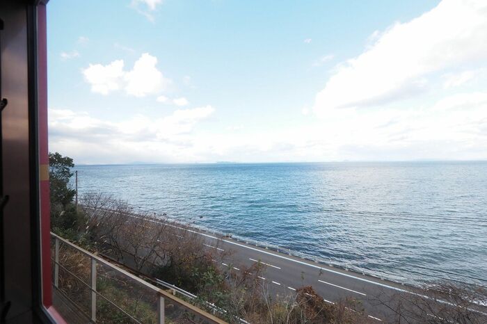 途中、車窓から伊予灘が一望できる