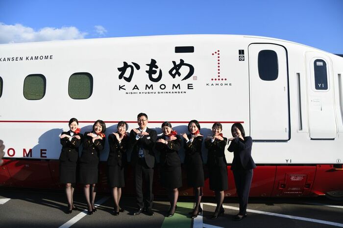 「かもめ」の前でポーズを取るJR九州のスタッフたち