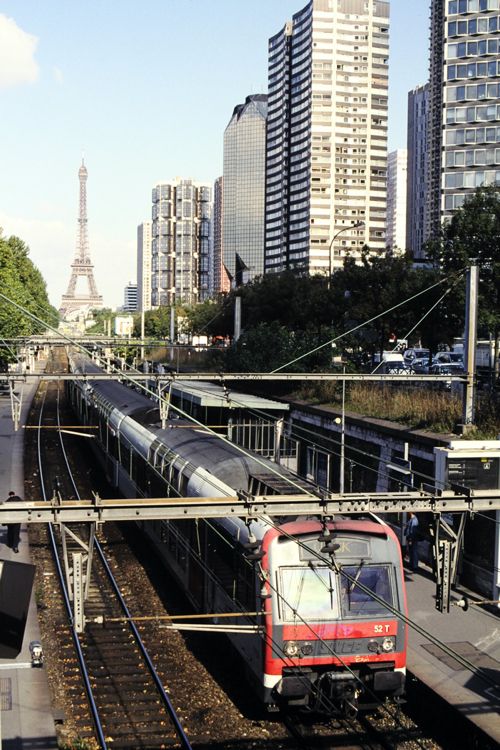 パリ近郊への2階建て通勤電車