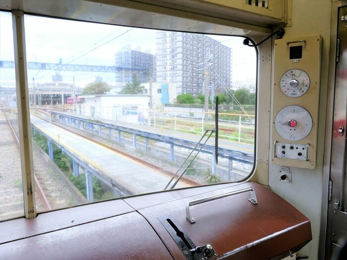 正面に貫通扉がないため、運転室からの眺めはすっきり