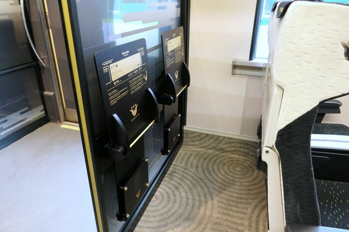 仕切りのガラス部分にもテーブルを取り付けた