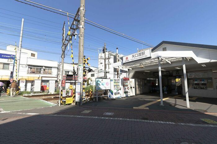 矢口渡駅前。改札のすぐ隣に踏切がある多摩川線らしい風景