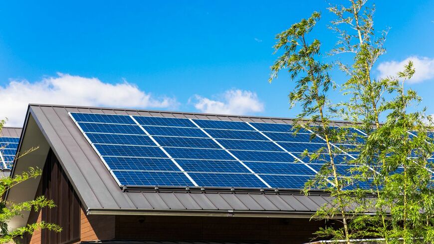 ずいぶん普及が進んだ太陽光発電。そのメリットやデメリット、現状や今後はどのようになっているのだろうか（写真：花火／PIXTA）