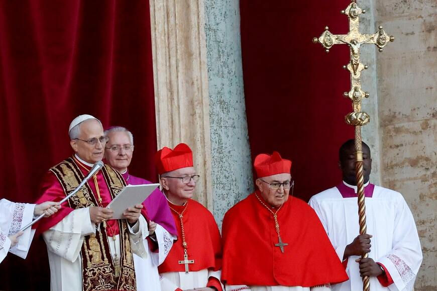 教皇として初めての演説に臨むレオ14世（写真：ブルームバーグ）