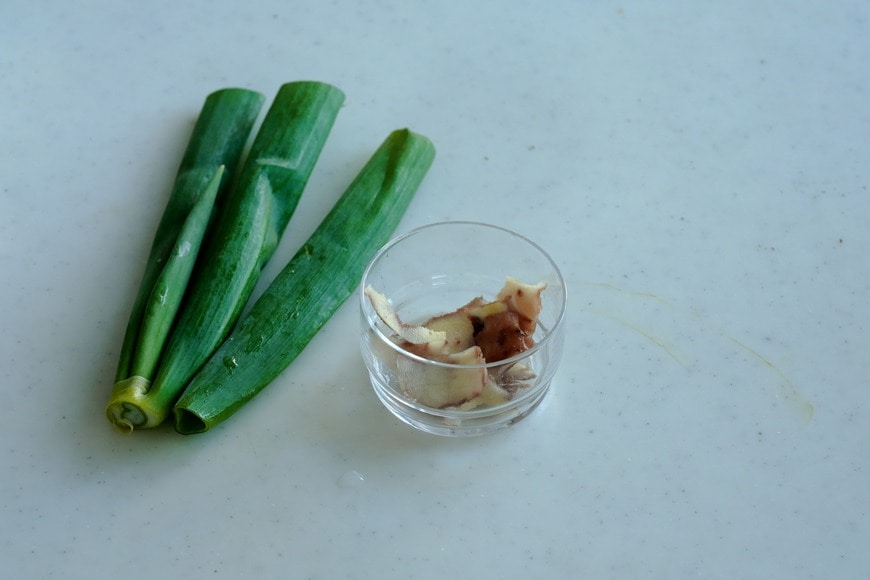 ネギの青いところや生姜の皮など香りが強く、そのまま食べない部位を使います