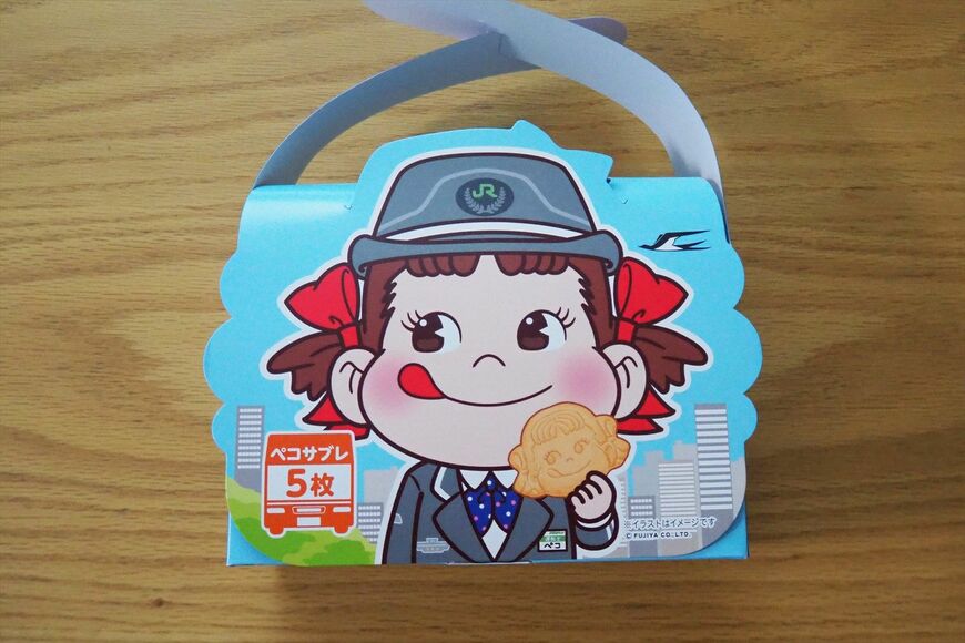 バスタ限定のペコサブレ。ペコちゃんがバスの車掌に（筆者撮影）