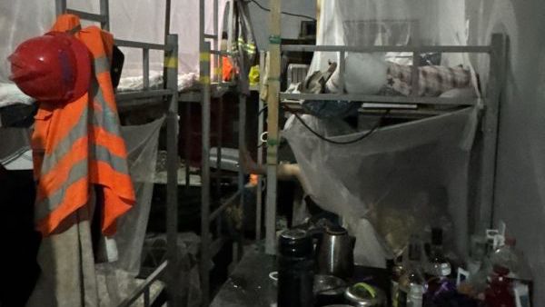 BYDブラジル工場の建設作業員は、狭くて不衛生な宿舎に居住していた。写真はバイア州の労働監督当局が公表した宿舎内の様子（同当局のウェブサイトより）