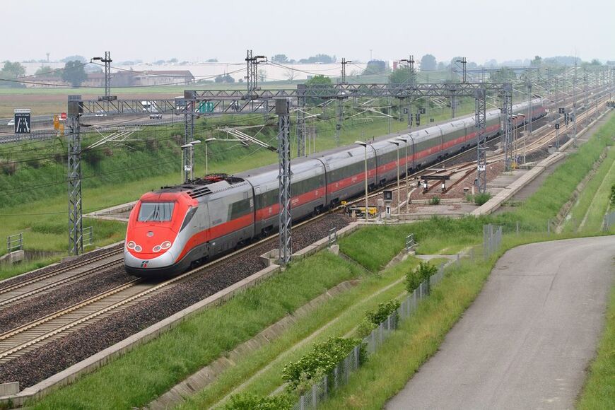 事故現場となったリヴラーガ待避線（PM Livraga）を通過する高速列車フレッチャロッサ（事故列車とは異なる）。事故列車は写真奥から手前へ走っており、写真中央付近の待避線の終端部分手前で停止した（筆者撮影）