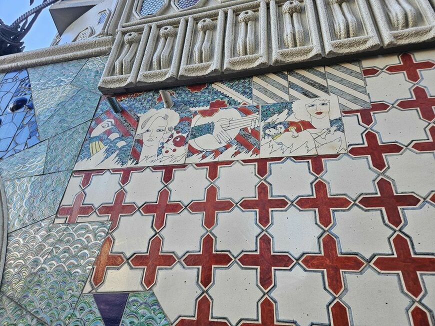 視界のなかにさまざまな模様や絵が目に入ってくる（写真：筆者撮影）