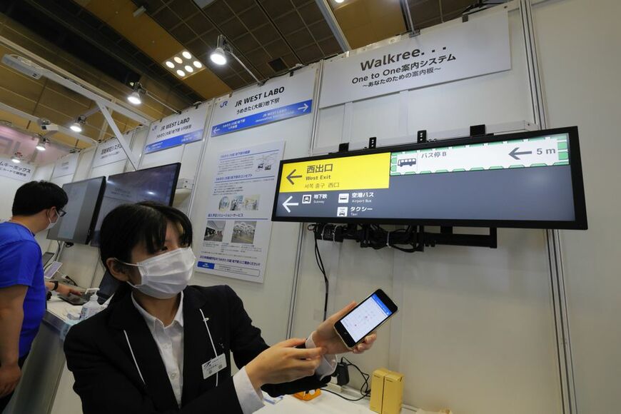 個別に行き先を案内してくれるデジタルサイネージ。うめきた新駅に導入予定（写真：村上悠太）