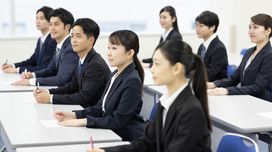 スーツを着た若者たち