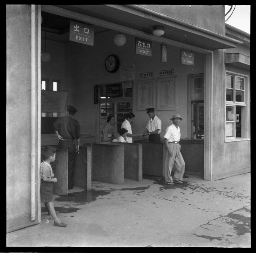 1954年頃の「坂戸町駅」改札口。1976年に現在の「坂戸駅」に改称した（写真：東武博物館）