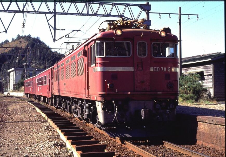 峠駅に停車するED78形牽引の普通列車（撮影：南正時）