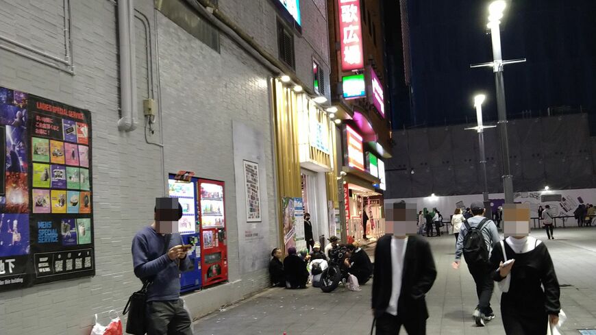 「新宿東宝ビル」（旧コマ劇場）周辺に集まる少年少女たちは苦しさやつらさを吐露し合っている（筆者撮影）この記事の画像を見る(◯枚)