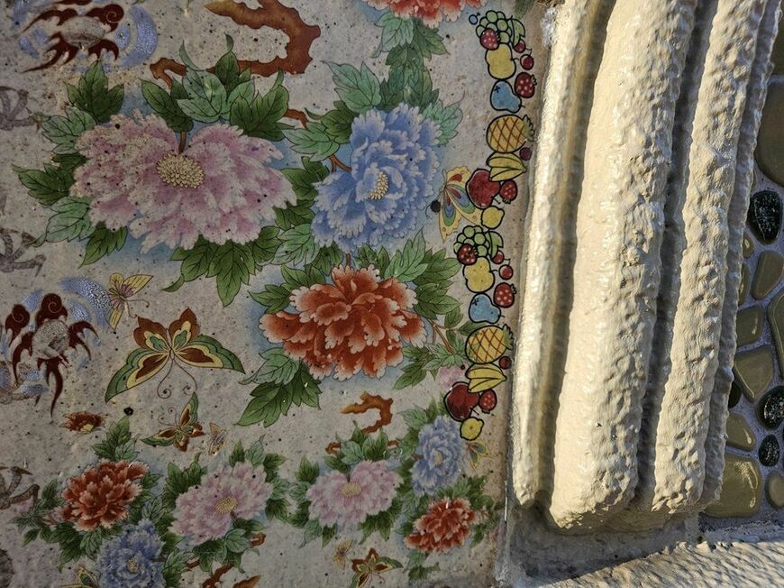 外壁には花や蝶の絵が描かれている。さらにバナナやいちごといった絵柄もある（写真：筆者撮影）