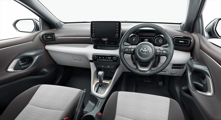 フィットに比べ立体的でトヨタらしいデザインを持つヤリスのインテリア（写真：トヨタ自動車）