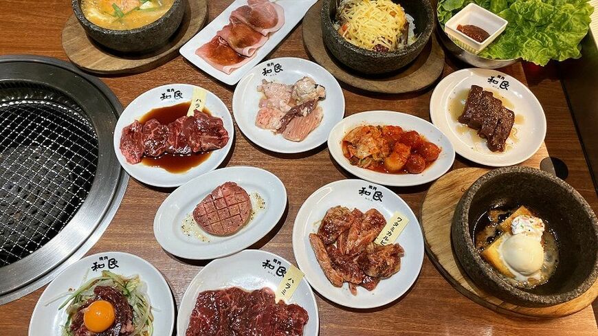 牛タンや極厚鮮レバーといった一部の商品以外、429円と、「鳥貴族」を思わせる方式。安さを印象づけるとともに、合計金額に目処がつけやすいメリットも（筆者撮影）