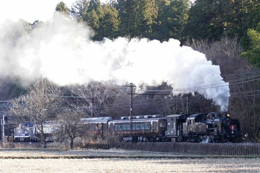 上今市駅付近を力走するSL列車（写真：谷川一巳）