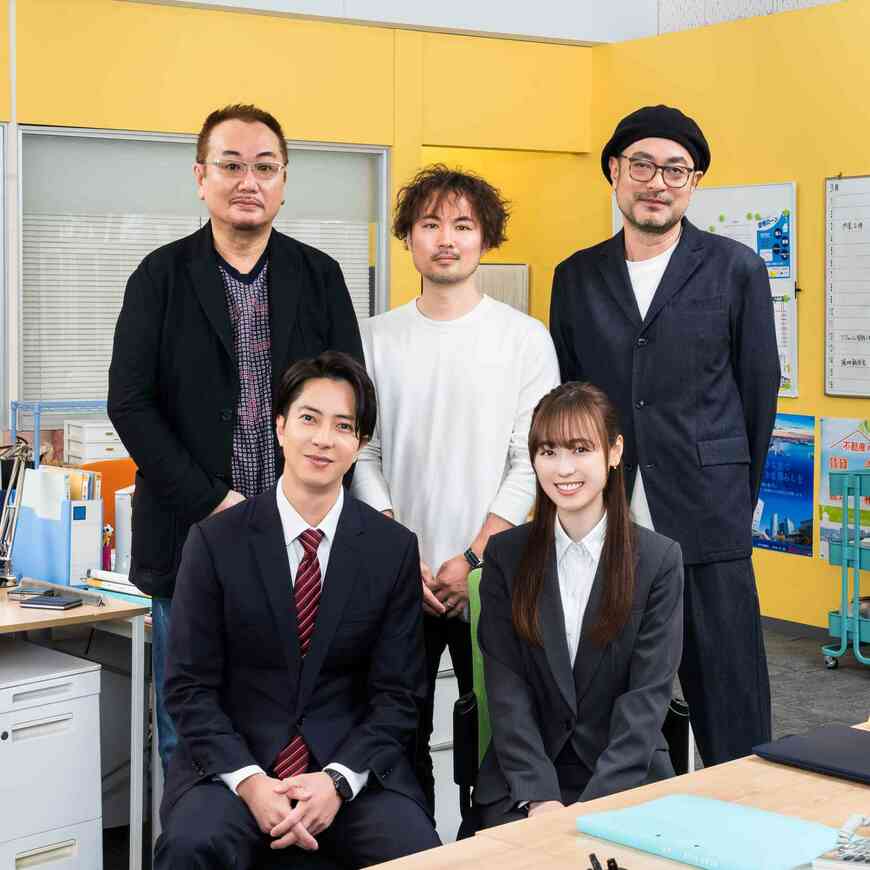 『正直不動産2』のキーマンの5人（写真後列左より『正直不動産』原案者の夏原武さん、作画担当の大谷アキラさん、脚本担当の水野光博さん、前列左よりドラマ『正直不動産』で永瀬財地を演じる山下智久さん、月下を演じる福原遥さん）
