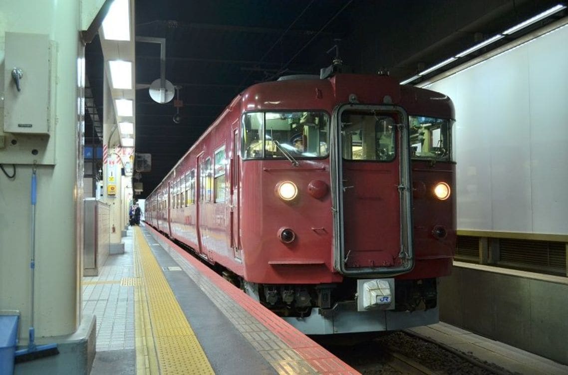 JR西日本では413系が引退、茜色の電車が消える