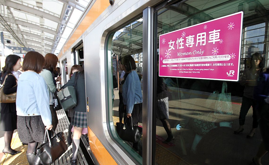 女性専用車両 関東と関西でまったく違う 通勤電車 東洋経済オンライン 経済ニュースの新基準