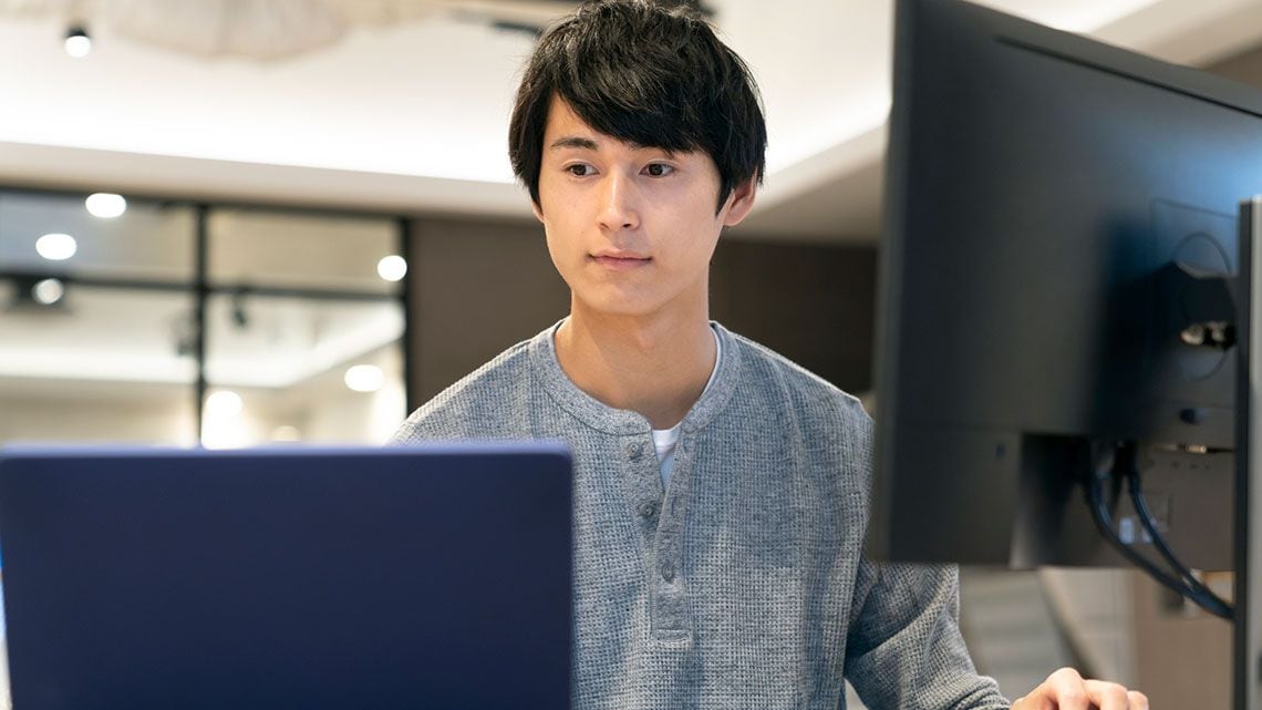 PCで作業をする若い男性