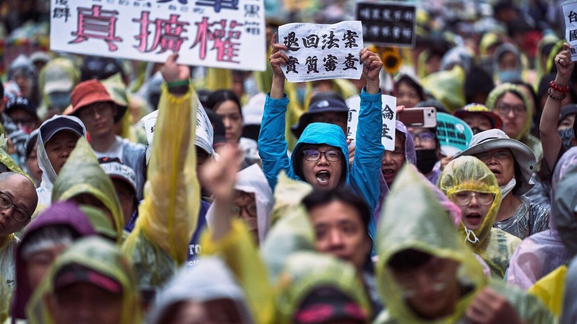 台湾で抗議デモをする人たち