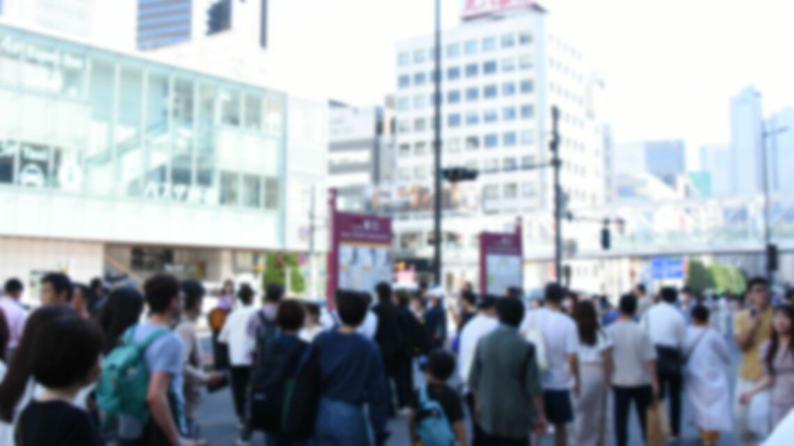 土日ともなれば路上ライブを囲む人々と通行人であふれかえる（写真：松原大輔）