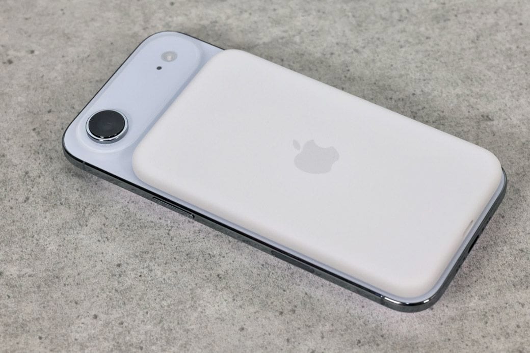 iPhone Air MagSafeバッテリーを付けた様子