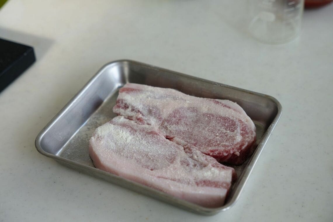 小麦粉をつけた豚肉