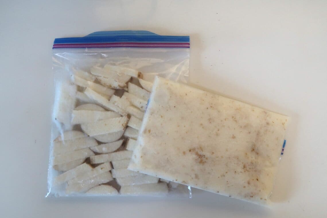 短冊切りとすりおろした山芋を冷凍に（写真：編集部撮影）