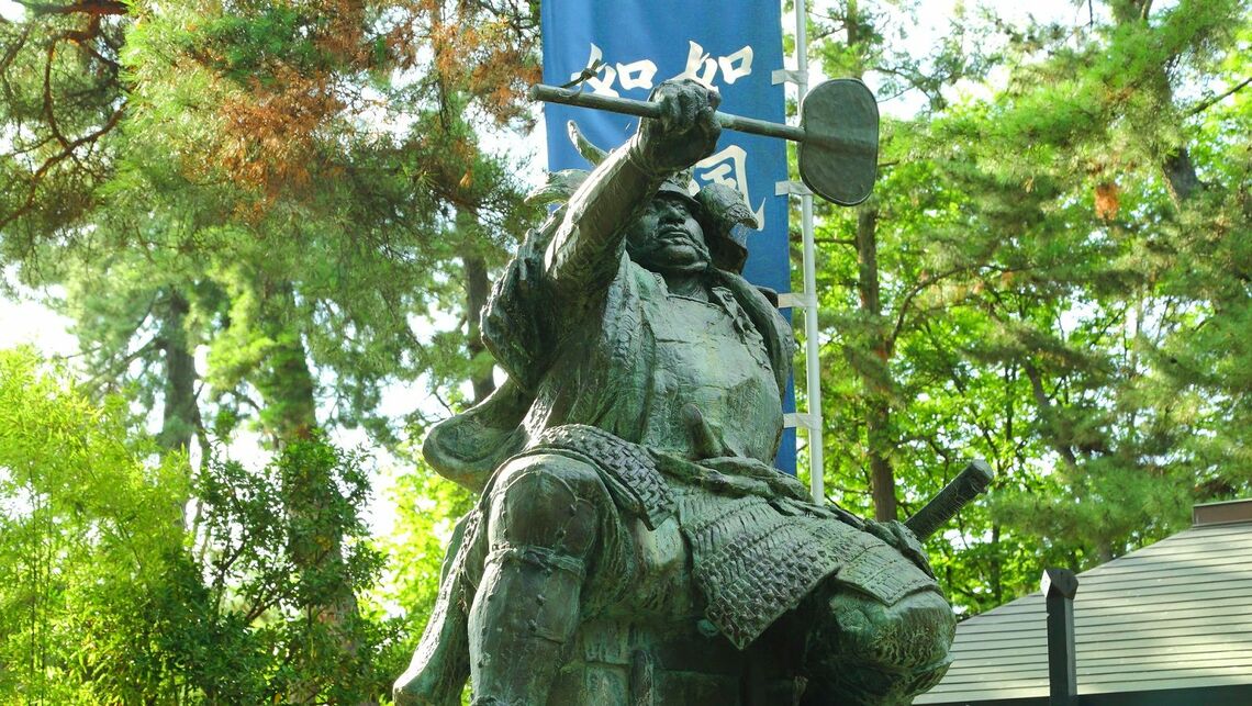 八幡原史跡公園 武田信玄・上杉謙信 一騎討像（写真： 内蔵助 / PIXTA）