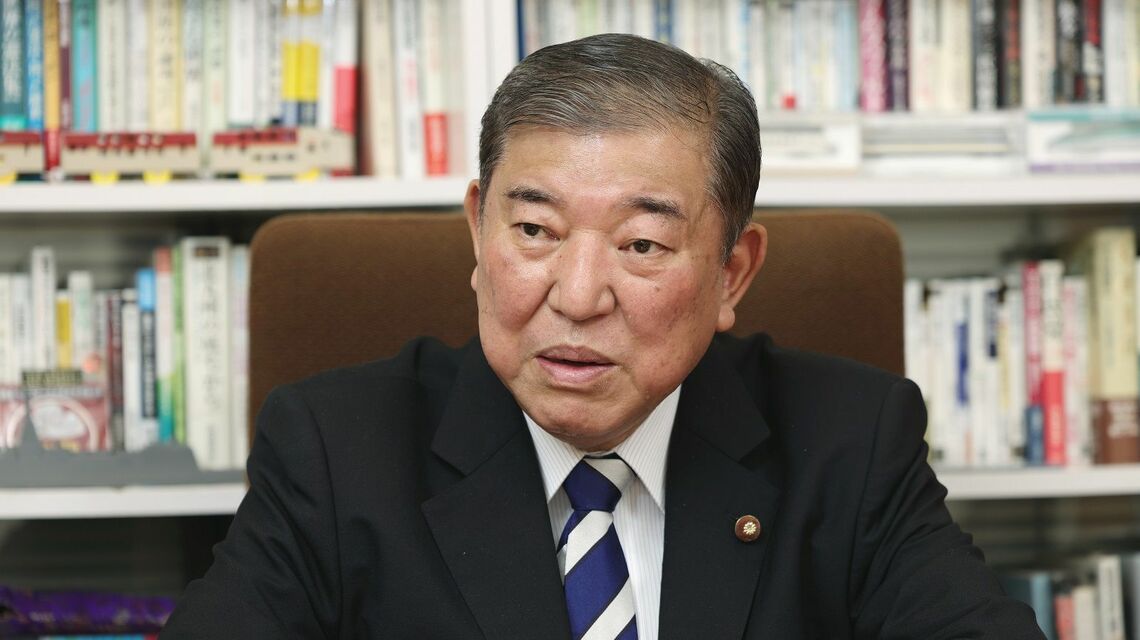語る男性