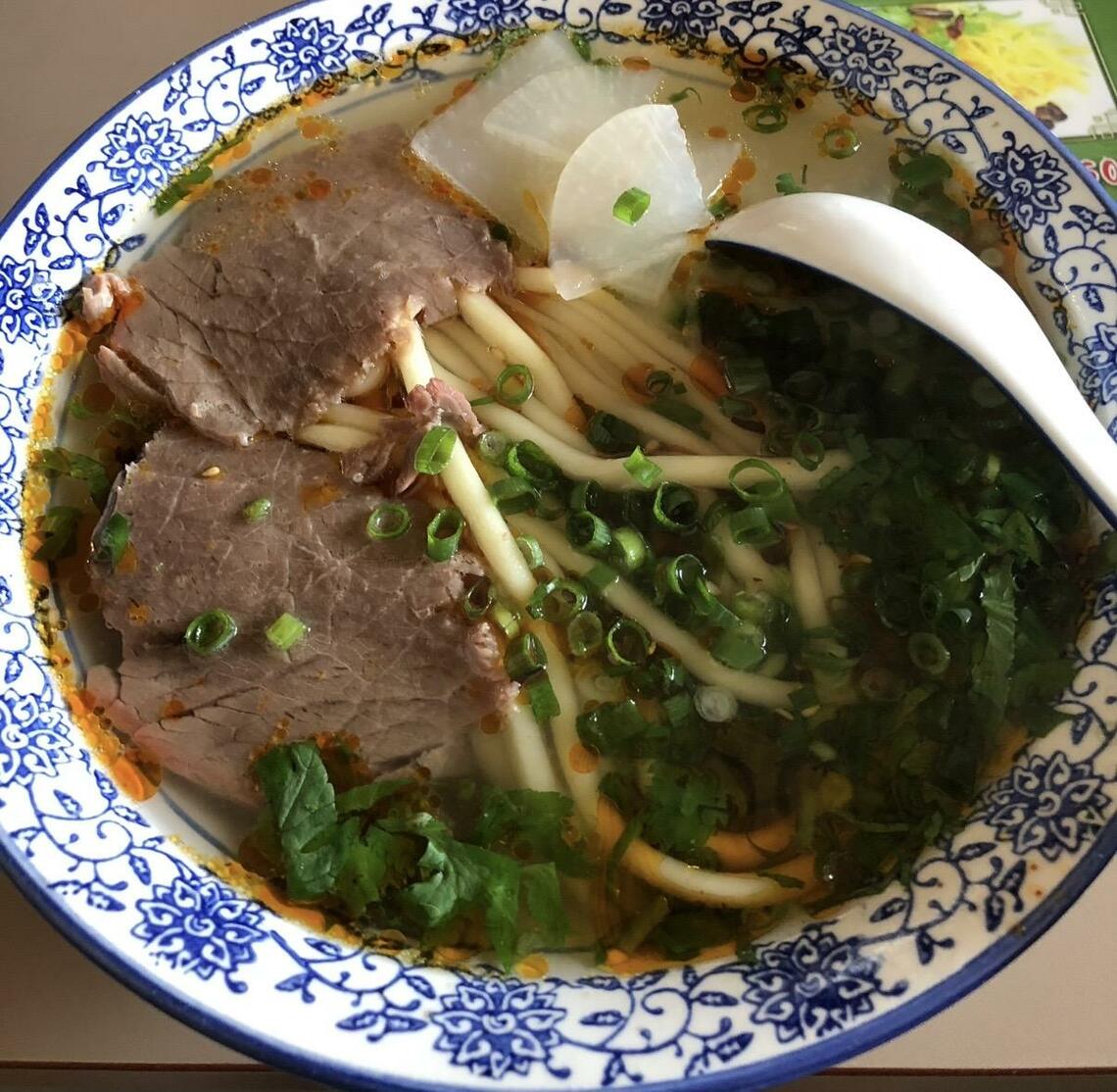 筆者も経験したことがあるスープも薄く麺の形も均一ではない蘭州ラーメン。オープンからものの数カ月で閉店してしまった（写真：筆者撮影）